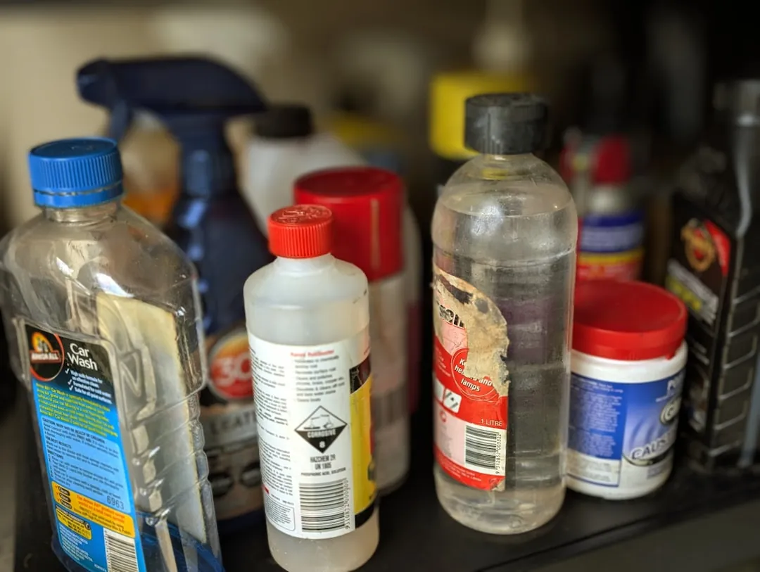 建筑工程给排水管道系统：PE管与PVC管的性能对比及适用场景分析